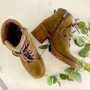 Crown Vintage size 7.5 women’s combat boots. Deep army green